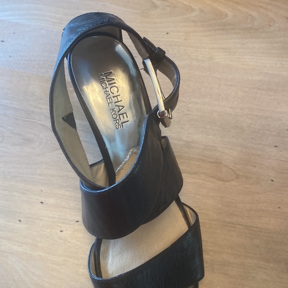 Micheal Kors black leather sandals - Picture 2 of 5